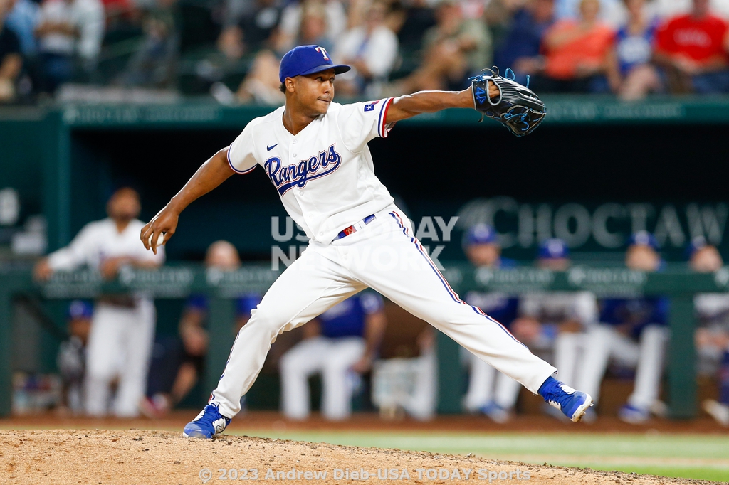 Boston Red Sox Pitcher Mauricio Llovera throws a pitch during the MLB  News Photo - Getty Images