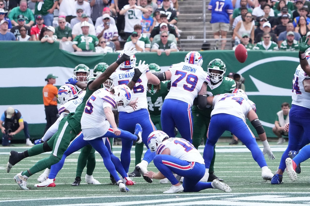 Sep 14, 2025; East Rutherford, New Jersey, USA; Buffalo Bills place kicker Matt Prater (15) kicks a field goal against the New York Jets during the first half at MetLife Stadium. Mandatory Credit: Robert Deutsch-Imagn Images