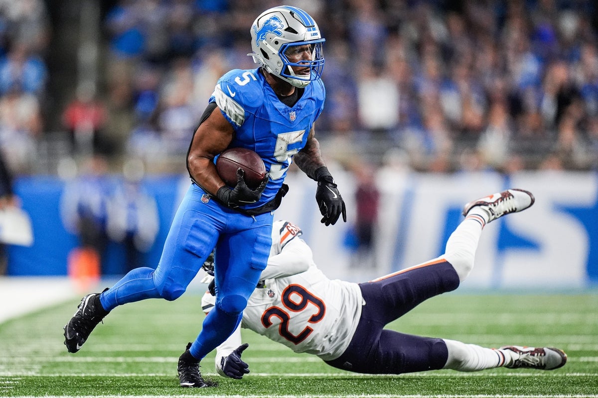 Detroit Lions running back David Montgomery (5) runs against Chicago Bears cornerback Tyrique Stevenson (29) during the first half at Ford Field in Detroit on Sunday, Sept. 14, 2025.