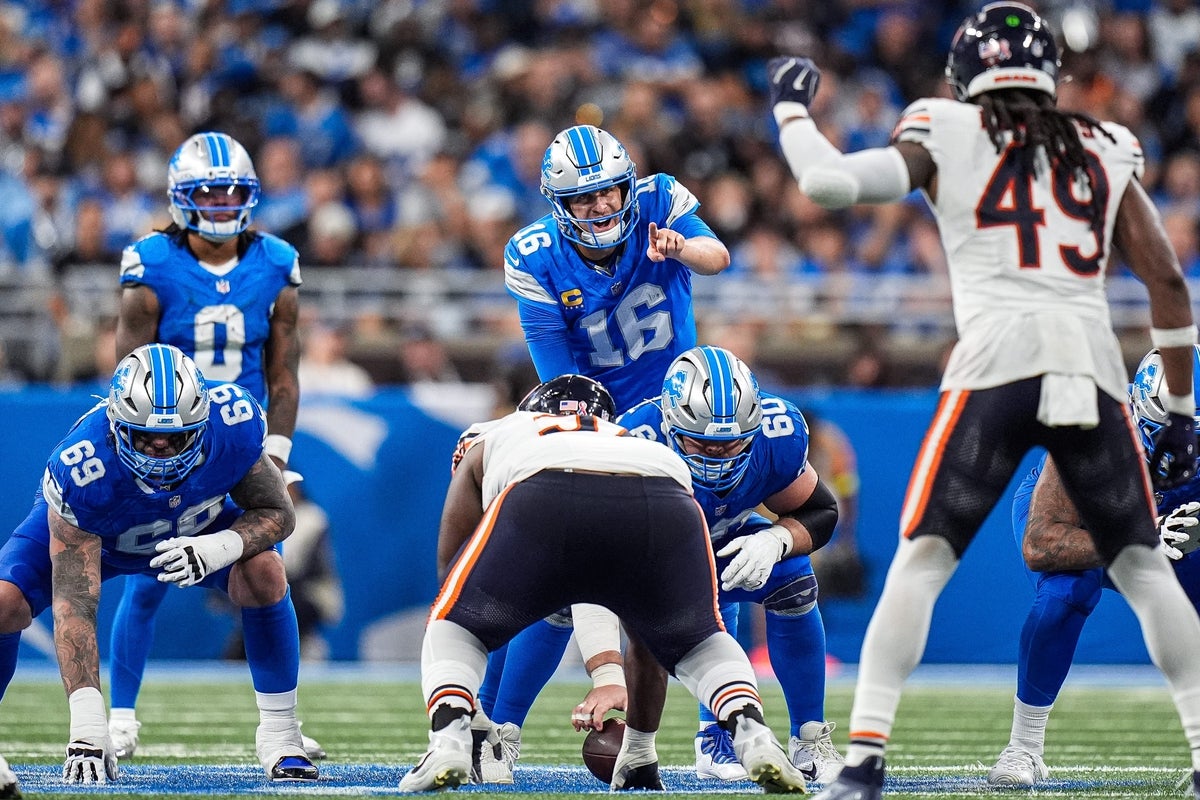 Detroit Lions quarterback Jared Goff (16) talks to teammates before a play against Chicago Bears during the second half at Ford Field in Detroit on Sunday, Sept. 14, 2025.