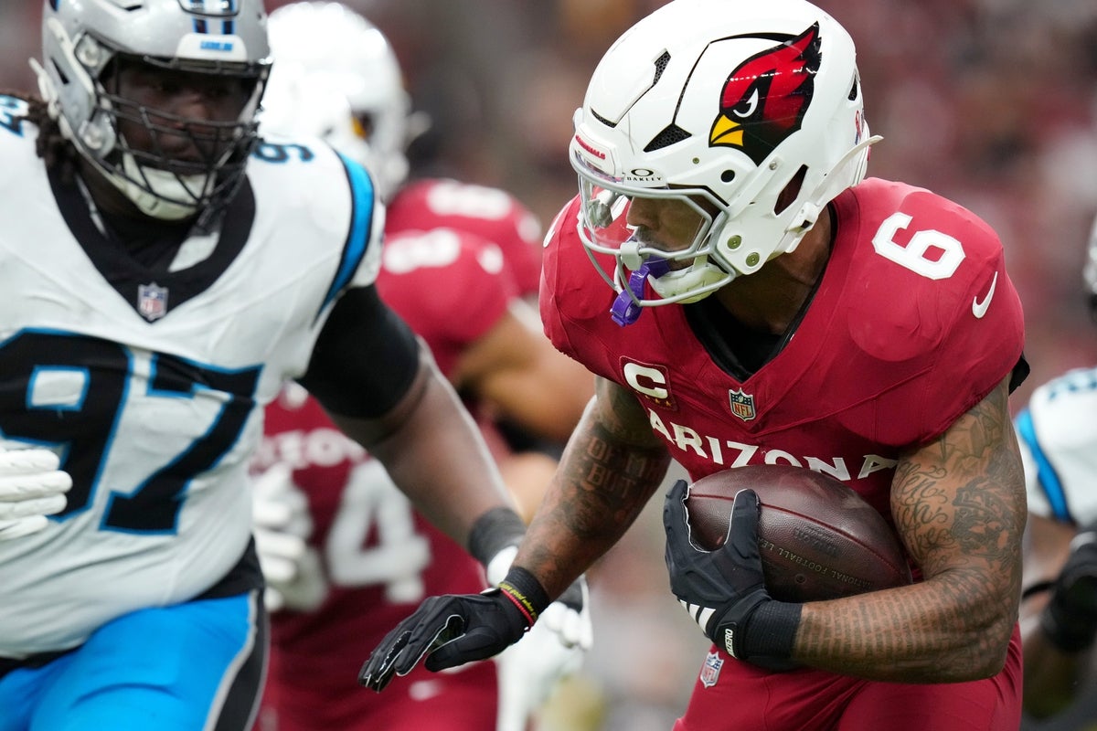 Arizona Cardinals running back James Conner (6) breaks out of the backfield against the Carolina Panthers at State Farm Stadium on Sept 14, 2025.