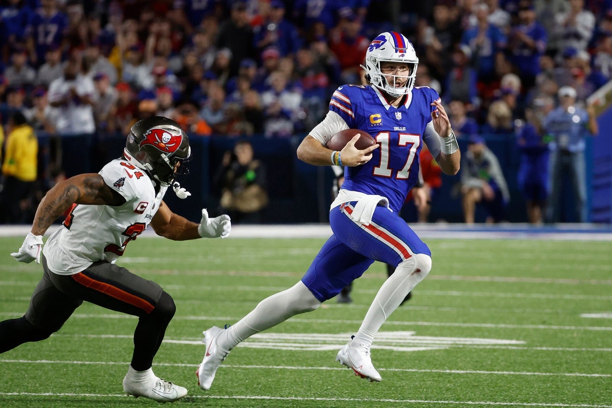 Buffalo Bills quarterback Josh Allen (17) runs toward the sideline against Tampa Bay Buccaneers safety Antoine Winfield Jr. (31).