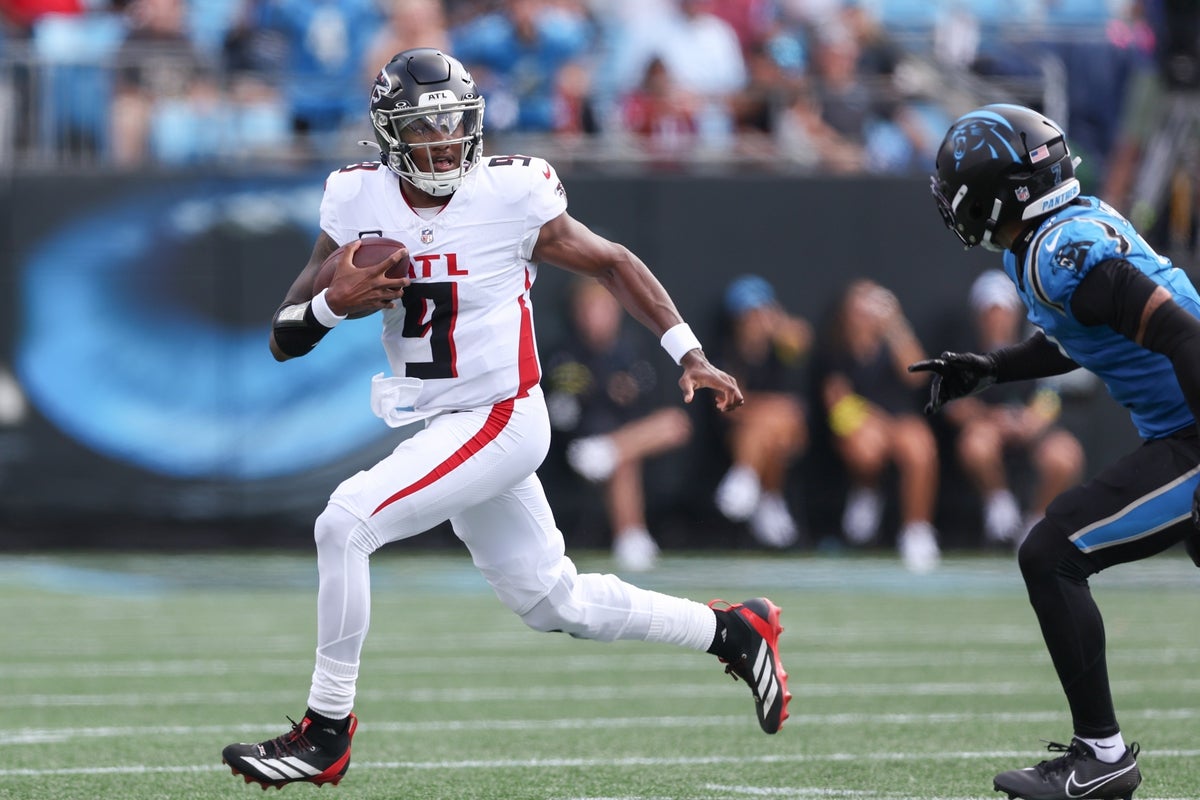 Sep 21, 2025; Charlotte, North Carolina, USA; Atlanta Falcons quarterback Michael Penix Jr. (9) runs the ball during the second half against the Carolina Panthers at Bank of America Stadium. Mandatory Credit: Cory Knowlton-Imagn Images