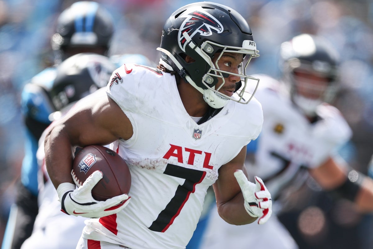 Sep 21, 2025; Charlotte, North Carolina, USA; Atlanta Falcons running back Bijan Robinson (7) carries the ball during the second half of a game against the Carolina Panthers at Bank of America Stadium. Mandatory Credit: Cory Knowlton-Imagn Images