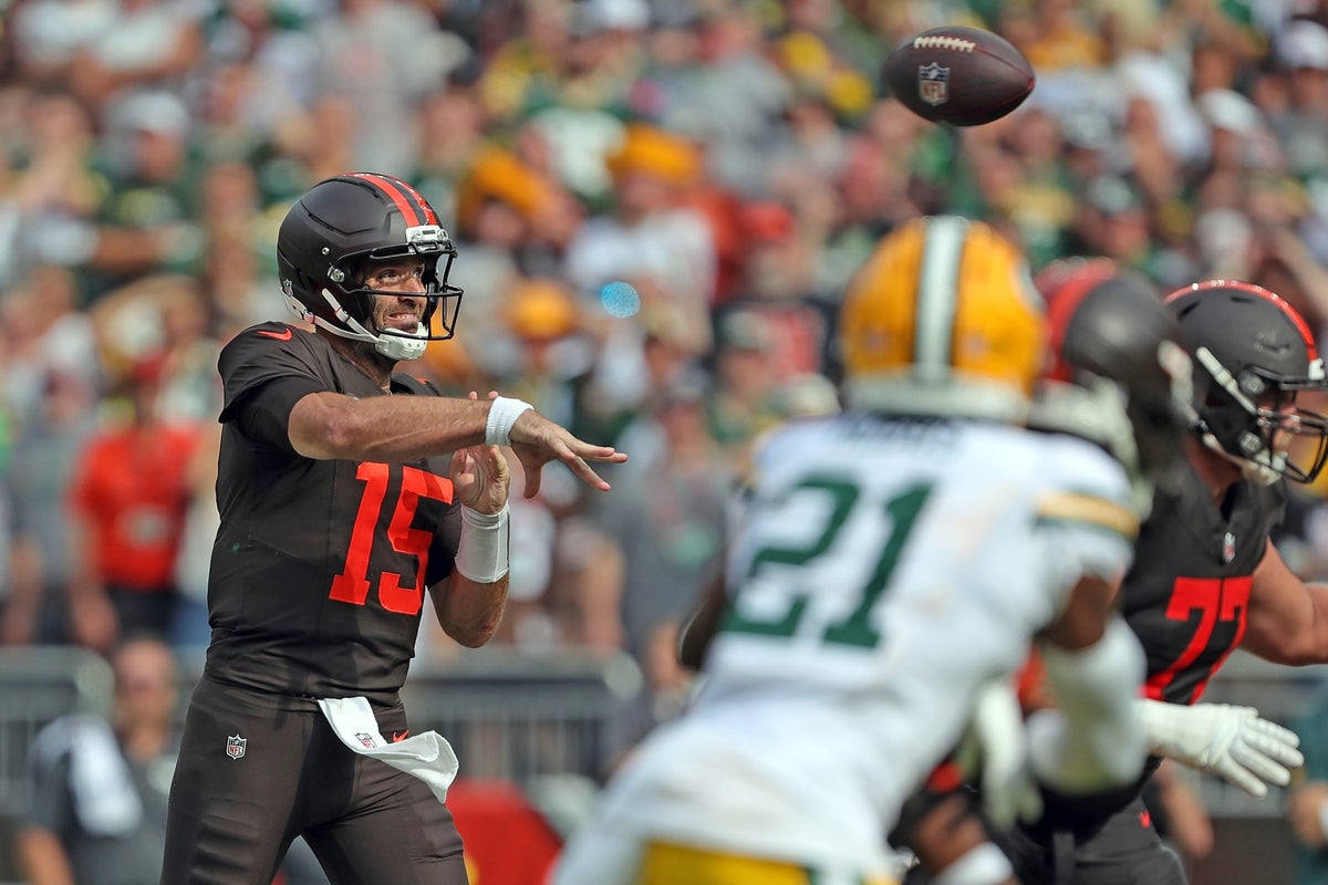 Cleveland Browns quarterback Joe Flacco (15) fires off a pass for tight end David Njoku (85) during the second half of an NFL football game at Huntington Bank Field, Sept. 21, 2025, in Cleveland, Ohio.