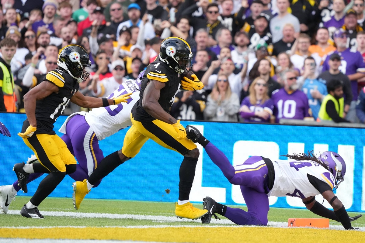 Sep 28, 2025; Dublin, Ireland; Pittsburgh Steelers wide receiver Dk Metcalf (4) runs for a touchdown during the first quarter against the Minnesota Vikings during an NFL International Series game at Croke Park. Mandatory Credit: Kirby Lee-Imagn Images