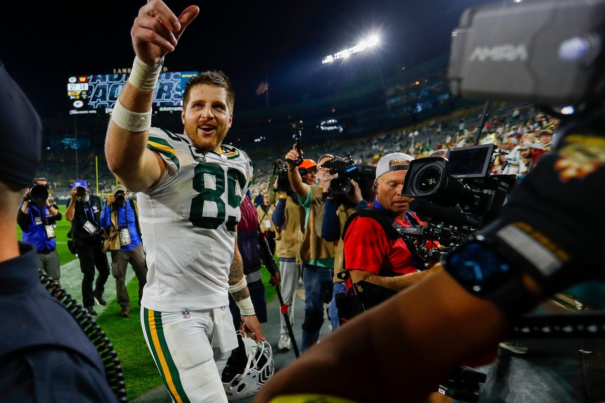 Green Bay Packers tight end Tucker Kraft (85) points to the crowd as he walks off the field after defeating the Washington Commanders on Thursday, September 11, 2025, at Lambeau Field in Green Bay, Wis. The Packers won the game, 27-18. Tork Mason/USA TODAY NETWORK-Wisconsin