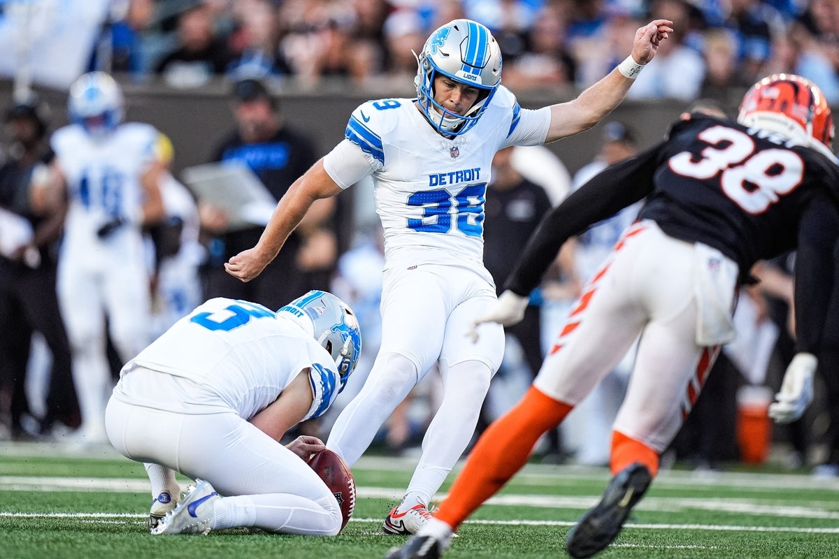 Detroit Lions kicker Jake Bates (39) attempts a an extra point against Cincinnati Bengals during the second half at Paycor Stadium in Cincinnati on Sunday, Oct. 5, 2025.