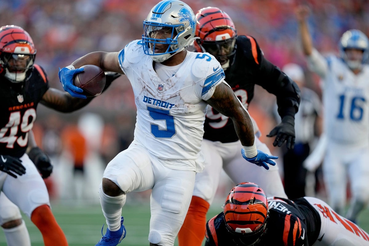 Detroit Lions running back David Montgomery (5) runs through the Cincinnati Bengals defense for a touch down in the 3rd quarter at Paycor Stadium on October 5, 2025. The Lions won 24-37.