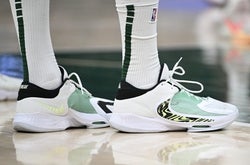 NBA: Cleveland Cavaliers at Milwaukee Bucks